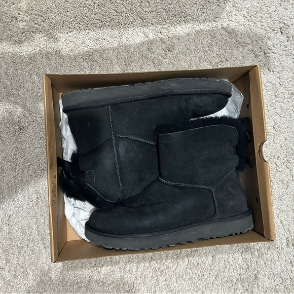 Blacks uggs with bow - Picture 7 of 9